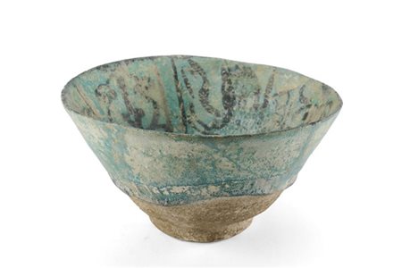 Manifattura persiana, secolo XII-XIII. Coppa in ceramica dipinta in nero su inv