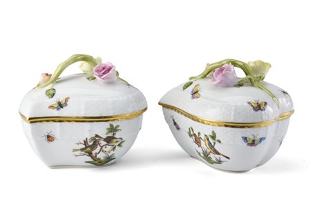 Manifattura di Herend, secolo XX. Coppia di zuccheriere in porcellana modellate