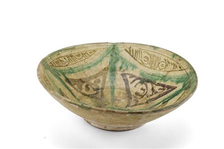 Manifattura persiana, secolo XII-XIII. Coppa in terracotta dipinta in policromi