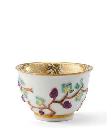 Manifattura di Meissen, 1730-1735. Tazzina da tè in porcellana decorata con tra