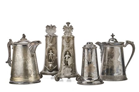 Manifattura del secolo XIX. Gruppo di cinque antichi boccali in peltro, due sor