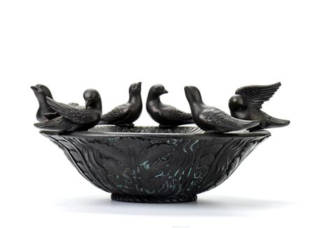 Ciotola in gesso bronzato ad imitazione di vasca antica con 6 sculture di colombe fissate con perno   