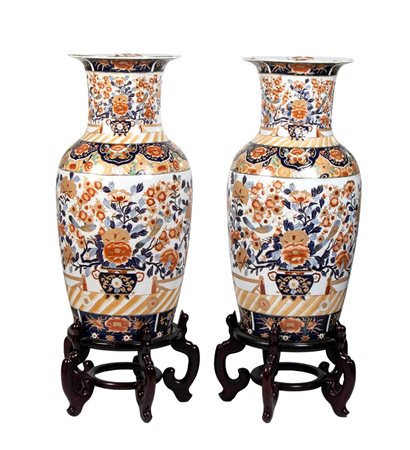 Coppia di grandi vasi satsuma con base in legno   