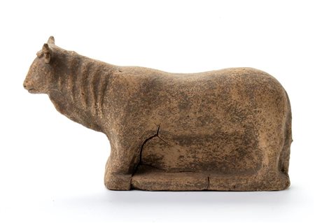 Scultura in terracotta raffigurante un bovino   