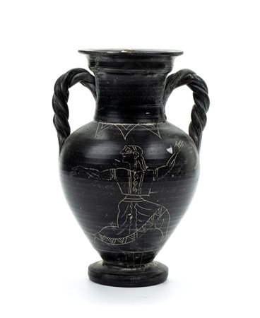Anfora in ceramica buccheroide biansata con manici a tortiglione e decoro graffito di danzatori sul corpo ed a motivi geometrici sul corpo   