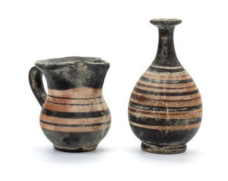 Lotto di piccolo versatoio in ceramica arcaica nera e rossa con becco carenato ed ampolla decorati, ambedue, con cerchi concentrici    
