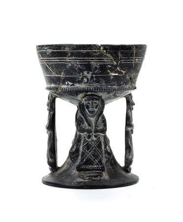 Coppa in ceramica buccheroide con sostegni antopomorfi e decori a filettature concentriche incise   