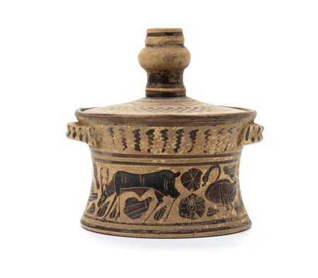 Urna cilindrica rastremata in ceramica arcaica a figure nere con decorazioni zoomorfiche sul corpo e geometriche sul coperchio    