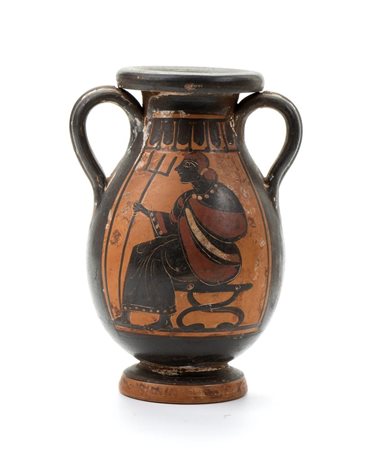 Piccola anfora in ceramica arcaica a figure nere con figura femminile seduta con tridente e al retro figura togata con cornucopia   