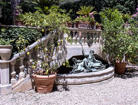 Grande gruppo scultoreo in bronzo patinato raffigurante Nettuno e Anfitrite   