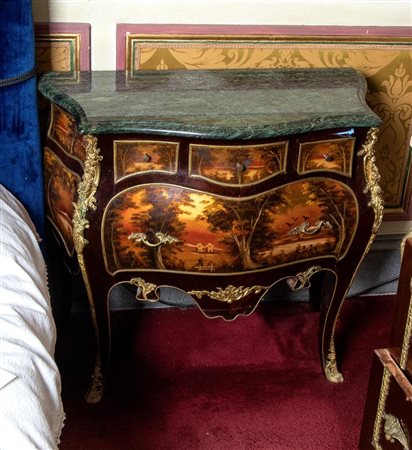 Comodino con ampio cassetto tre cassettini al fronte decorato con inserti in ottone dorato e scene di paesaggio dipinte   