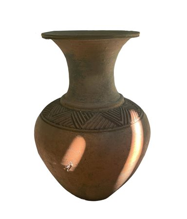 Vaso con decorazione geometrica incisa alla base del collo   