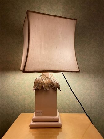 Lampada da comodino con base in resina e inserto fogliato in bronzo   