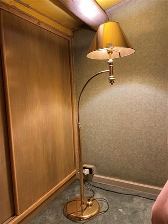 Lampada da terra in ottone ricurva con diffuse in ottone   