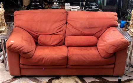 Divano 2 pp color corallo + due cuscini laterali zippati ai braccioli e due cuscini cilindrici; poggiatesta regolabile   