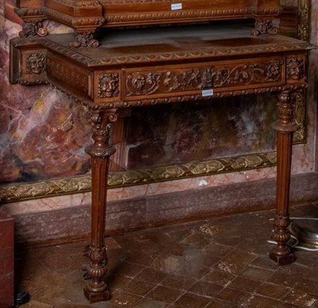 Consolle da parete in noce con ricca decorazione a racemi sul cassetto frontale. 