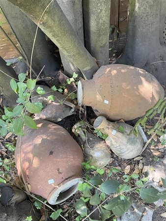 Lotto di 4 giare, di cui due piccole con manici    