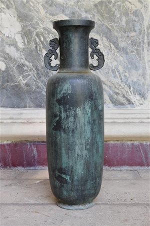 Vaso in metallo patinato. Giappone, XX secolo   