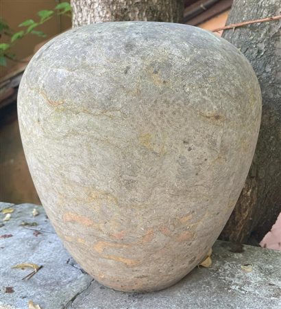 Vaso in pietra d'ispirazione asiatica   
