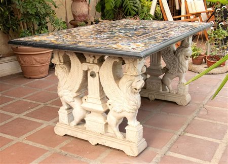 Tavolo con tramezzofori in marmo statuario bianco realizzati a coppia bifronte di leoni alati 