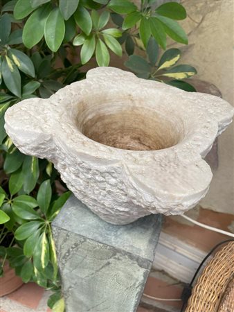 Coppia di mortai in pietra quadrilobati di forma troncoconica con ricca lavorazione baccellata ai lati   