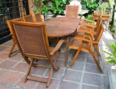 8 sedie pieghevoli in legno con schienale in vimini con cuscini doppi in gommapiuma rivestiti in tessuto bianco   