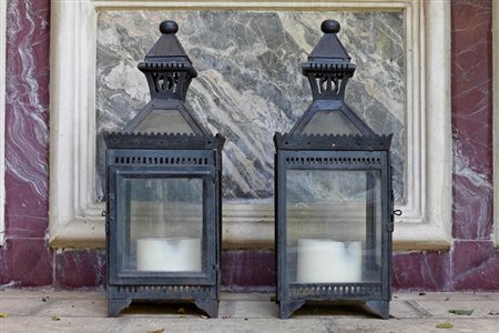 Coppia di lanterne da esterno in ferro battuto    
