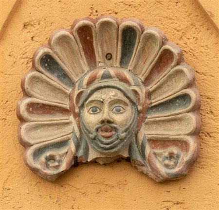 Mascherone apotropaico in marmo raffigurante Bacco   