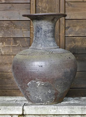 Vaso con decorazione geometrica incisa alla base del collo   