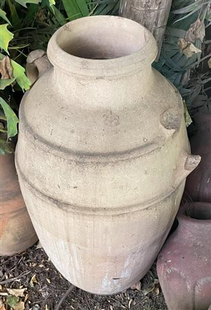 Grande anfora con manici, di cui uno rotto   