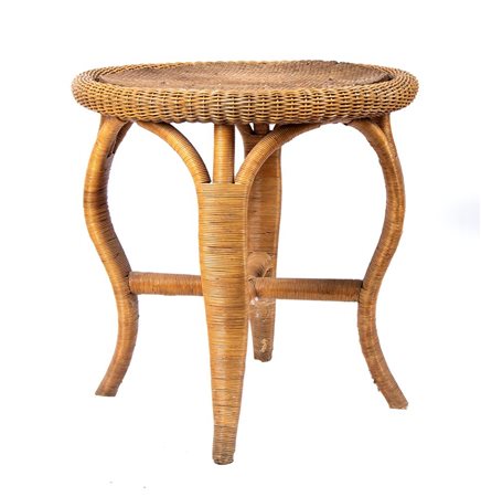 Tavolino in vimini con gambe arcate e piano riccamente intrecciato con cornice a torciglione   