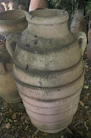 Grande vaso in terracotta con otto registri concentrici decorati a rilievo    