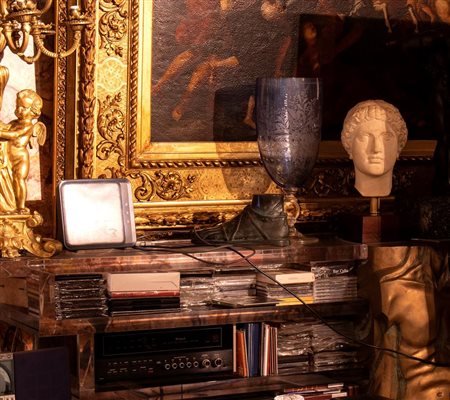 Consolle in plexiglass con inserto in bronzo raffigurante torso d'uomo   