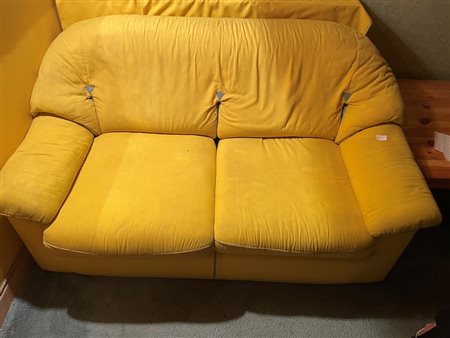 Divano a due posti in alcantara gialla con inserti grigi   