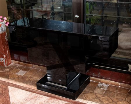 Consolle/Mobile contenitore in perspex laccato nero   