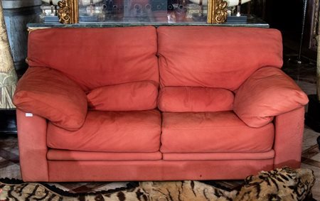 Divano 2 pp color corallo + due cuscini laterali zippati ai braccioli e due cuscini cilindrici; poggiatesta regolabile   