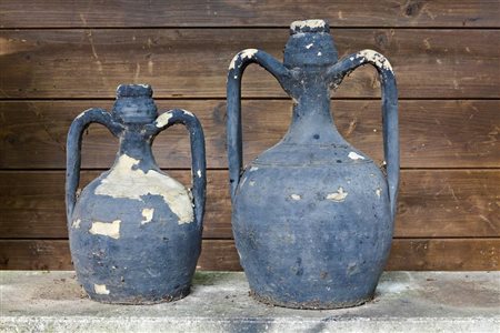 Lotto di tre vummile in terracotta dipinte in grigio antracite   