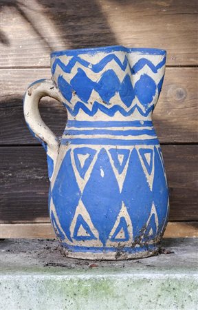 Piccola brocca ridipinta nei colori del bianco e dell'azzurro con figure geometriche   