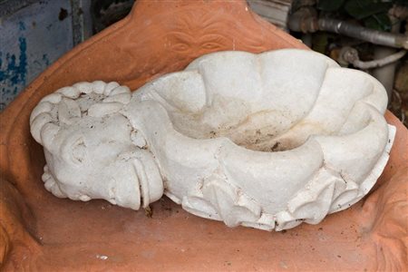 Acquamanile in marmo con presa a montone e capra   