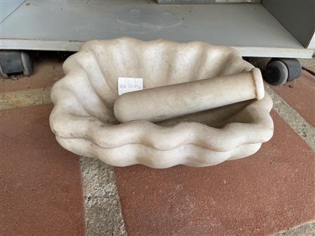 Mortaio in marmo statuario a bordo mosso a forma di conchiglia con pestello   