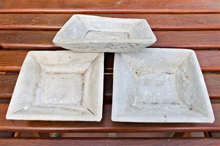 Lotto di tre ciotole quadrate in marmo   