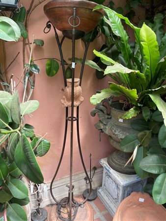 Alta struttura a guisa di braciere in legno piegato a vapore ed ottone    