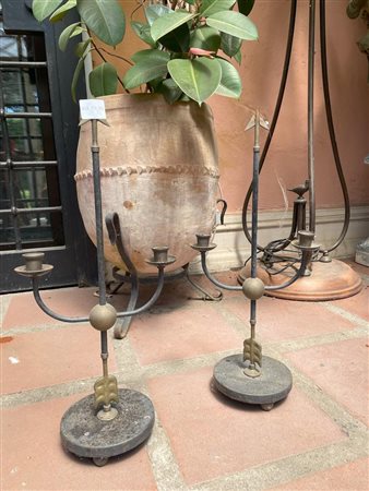 Coppia di candelieri a due fuochi con centrale a guisa di freccia   