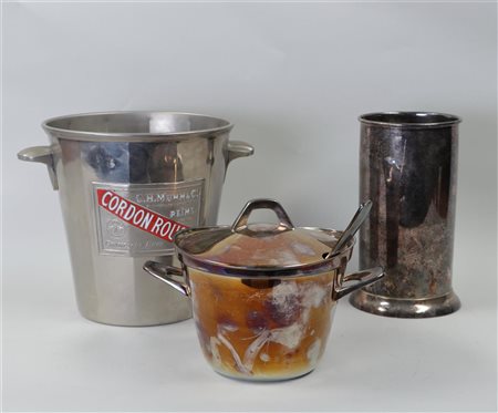 A lot of silver plated consisting of a bottle cooler, champagne cooler...