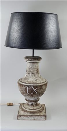 An urn-shaped table lamp with a black shade, 20th century. Height: 85 cm.