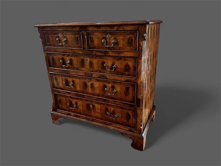 A Georgian oyster veneer chest of drawers with three large and two small...