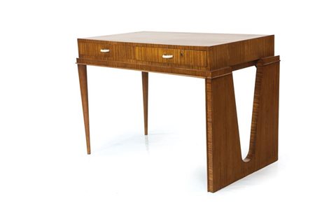 PRODUZIONE ITALIANA Scrittoio in legno di con cassetti e maniglie in ottone....