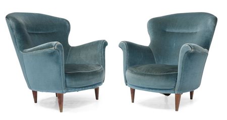 PRODUZIONE ITALIANA Coppia di poltrone con struttura in legno di noce e...