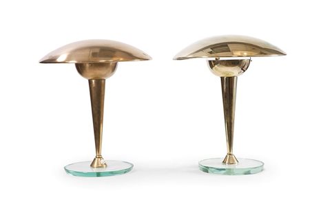 PRODUZIONE ITALIANA Due lampade da tavolo in ottone con base in cristallo....