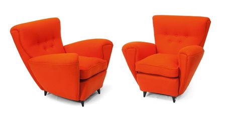 PRODUZIONE ITALIANA Coppia di poltrone con struttura in legno di noce e...